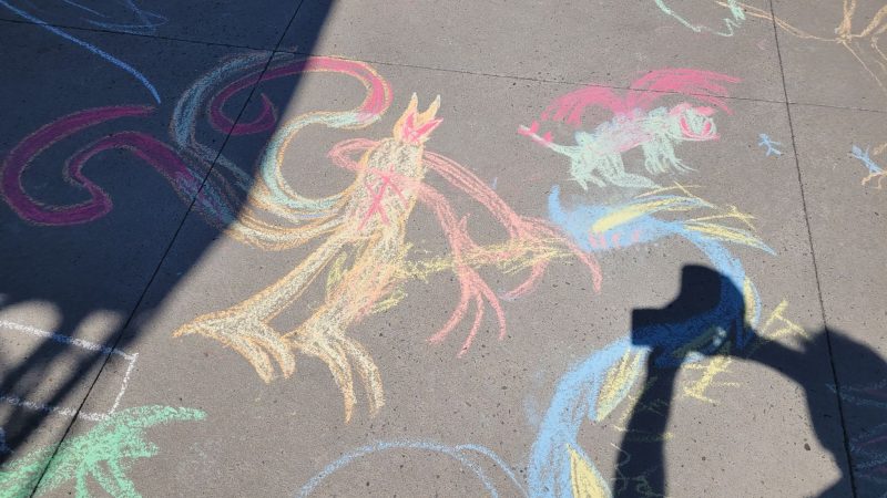 Des dessins à la craie sur le sol à l'extérieur.
