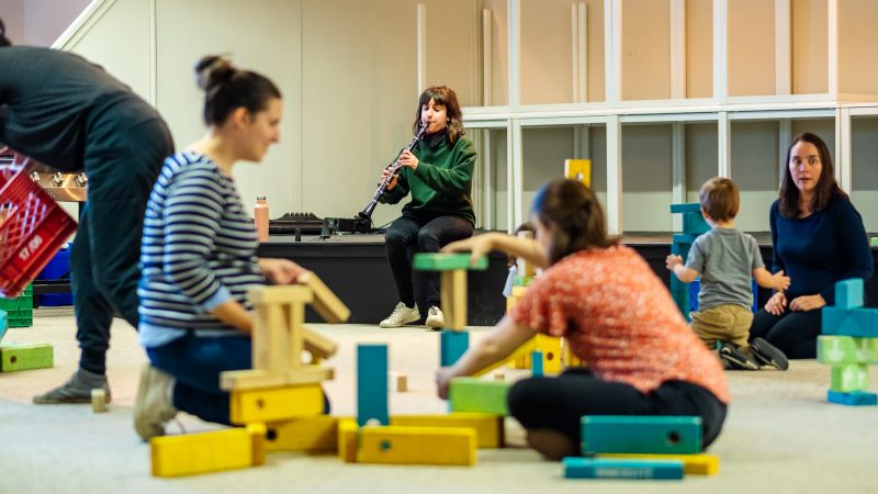 La marche du crabe, atelier Fais comme moi! dans le cadre des Journées de la culture 2022. Image : courtoisie de Stéphane Bourgeois.